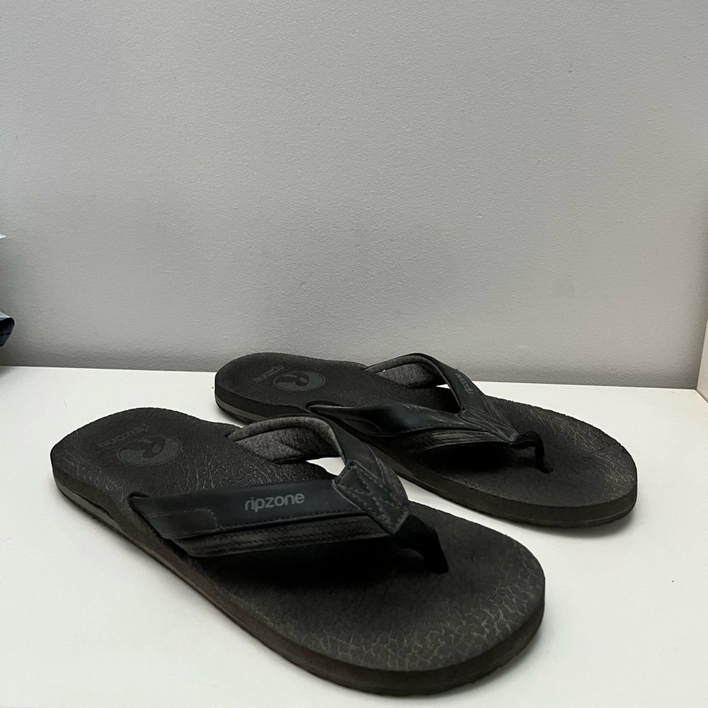 Mens Ripzone Flip Flops, Size 9